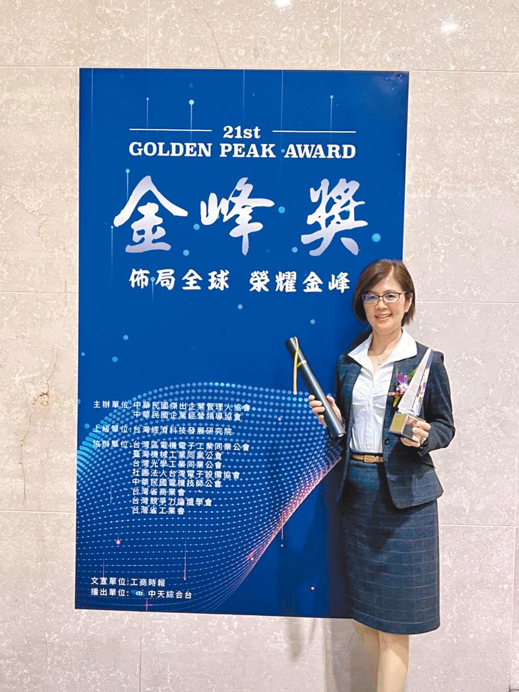 中勤实业董事长江枝茂表示,很荣幸获得2022金峰奖「十大杰出企业」及「十大杰出创新研发」的殊荣,中勤会继续在这产业上兢兢业业,不断追求产品升级、新产品开发工作,并认真对待每一位客户,成为最具竞争力的台湾之光!