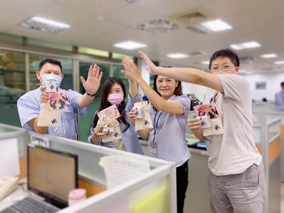中勤实业董事长江枝茂表示,作为半导体产业链的一环,中勤走过疫情带来的冲击,所幸期间能给予同仁稳定的生活。迎来35週年,以「中勤35 Give me high five!」为年度活动主轴,期盼同仁彼此加油打气,互相给予力量与支援。结合研发与制造优势,以专业、创新、领先、技术,作为客户最坚强的后盾,凝聚成前进世界的力量。