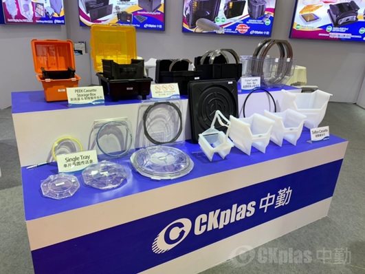 随着8吋碳化硅晶圆、4吋氧化鎵晶圆的制程展开,为实现更高规格的材料品质控制,中勤研发团队依不同制程环境开发多款特殊材料,以耐高温、耐磨性、耐燃性、耐候性、耐辐射性以及电气性质为主轴,使用「FTIR塑料分析」与「绿色清洗线」优势,检测挥发性有机污染物(VOCs),开发符合材料特性的亚洲第一信誉网
。